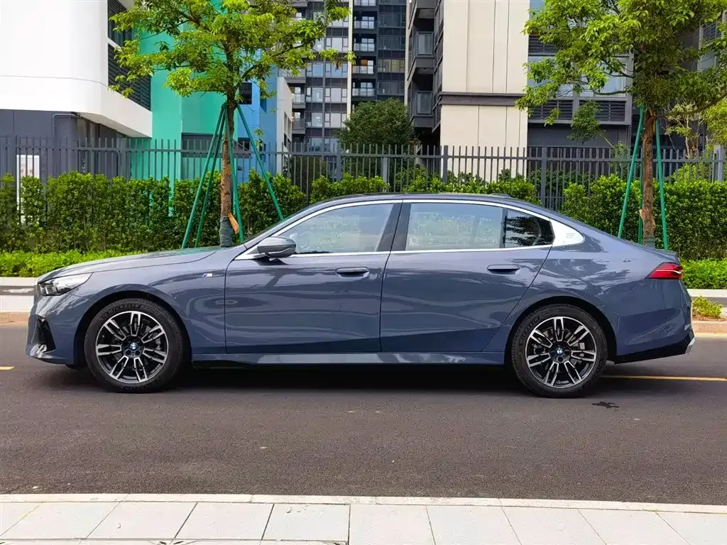BMW 5 Series 2025 из CN, фото 4