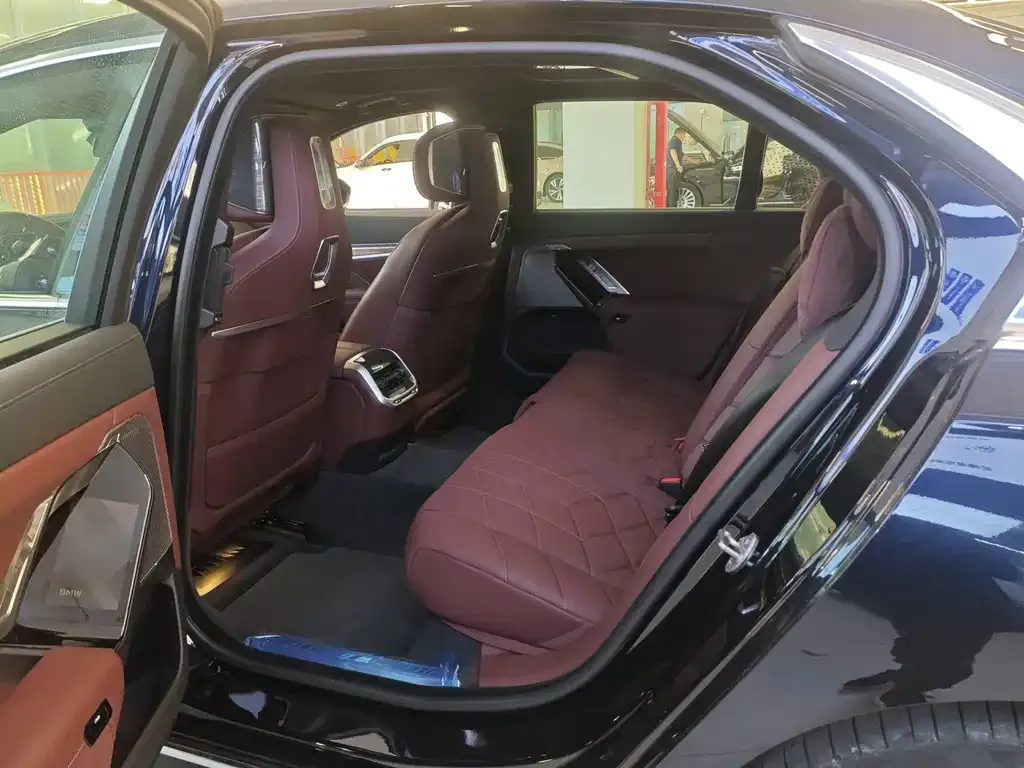 BMW 7 Series 2024 из CN, фото 3