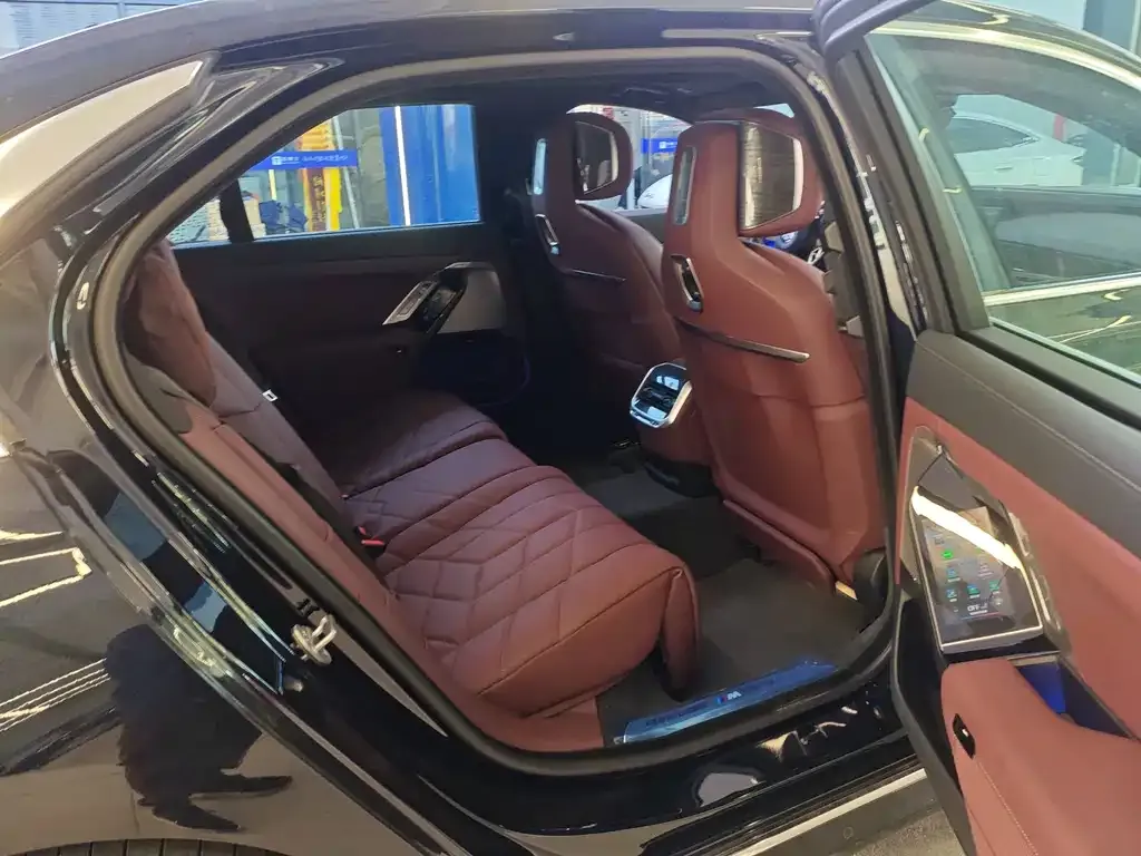 BMW 7 Series 2024 из CN, фото 9