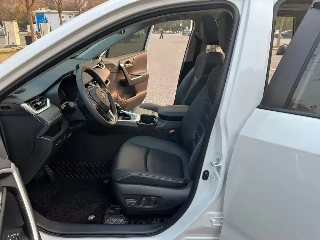 Toyota RAV4 2024 из CN, фото 4