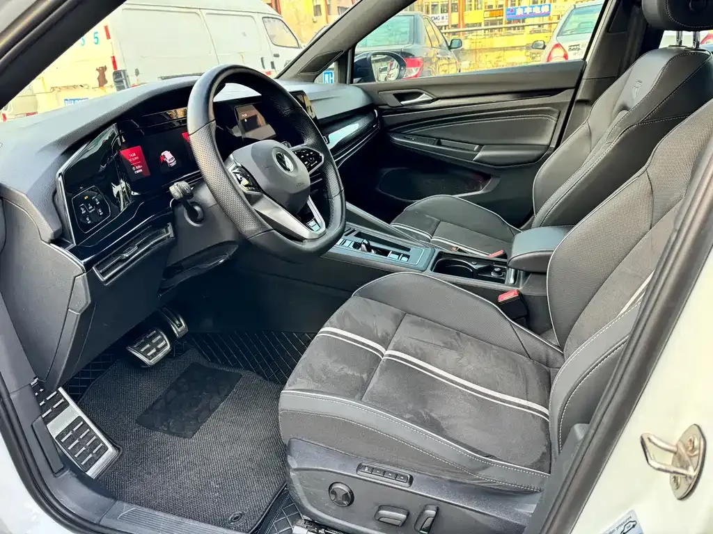 Volkswagen Golf 2023 из CN, фото 5