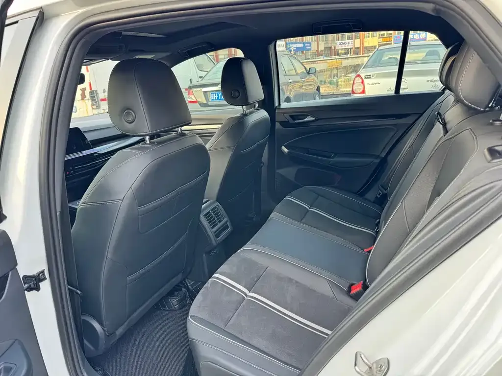 Volkswagen Golf 2023 из CN, фото 2