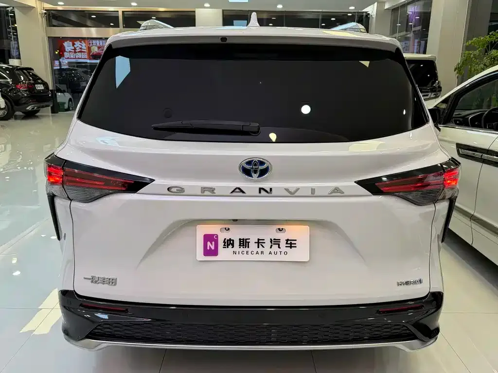Toyota Granvia 2023 из CN, фото 6