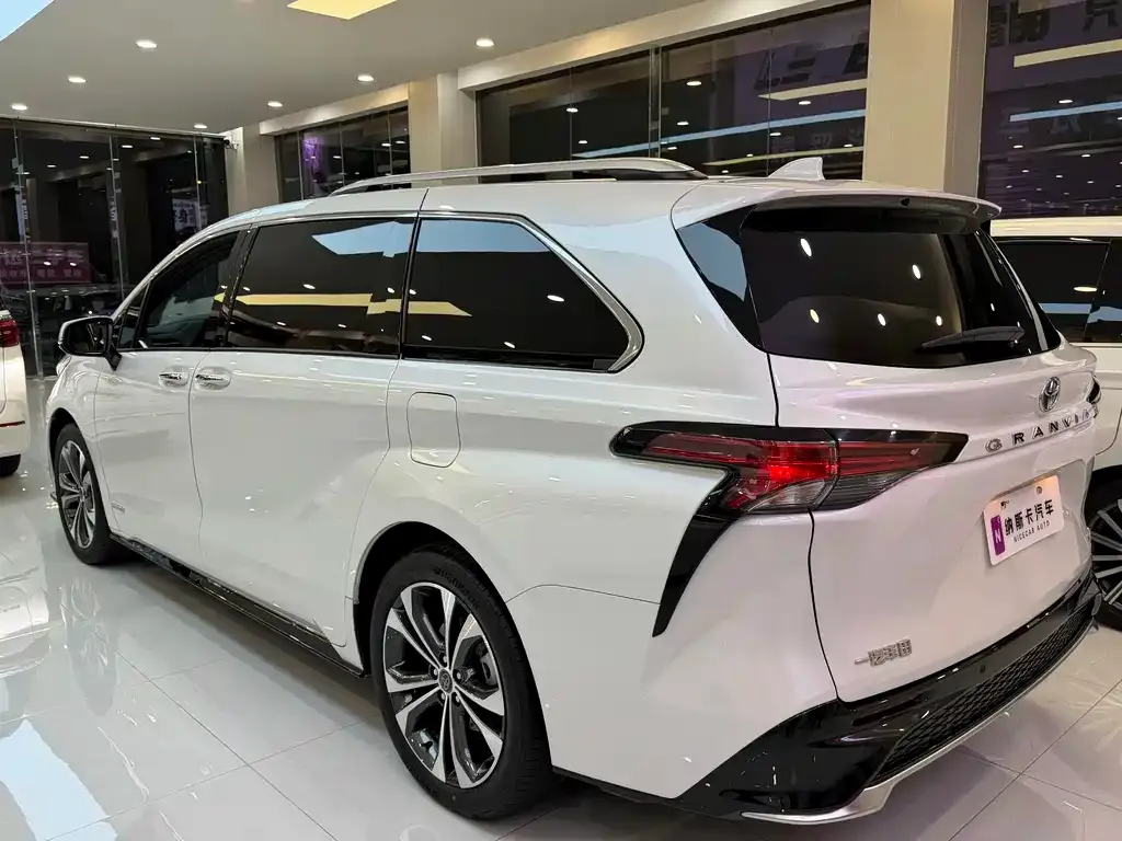 Toyota Granvia 2023 из CN, фото 9