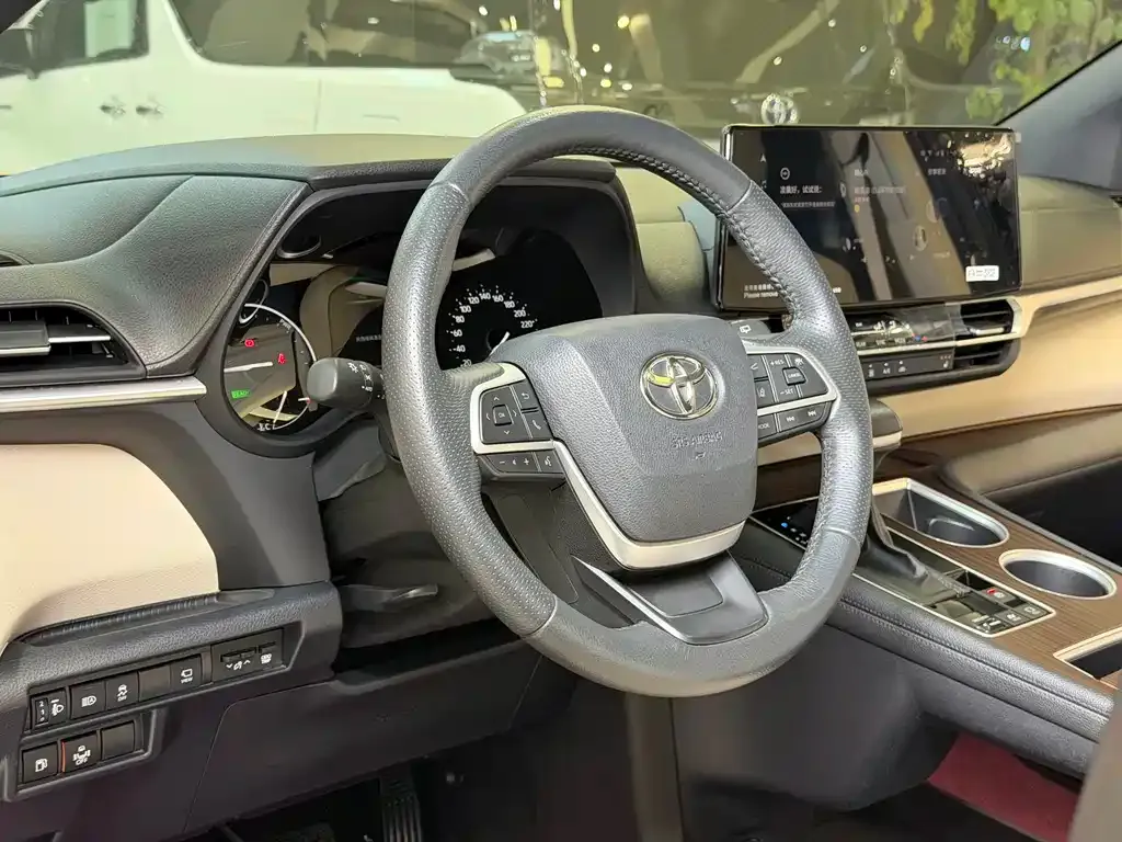 Toyota Granvia 2023 из CN, фото 4