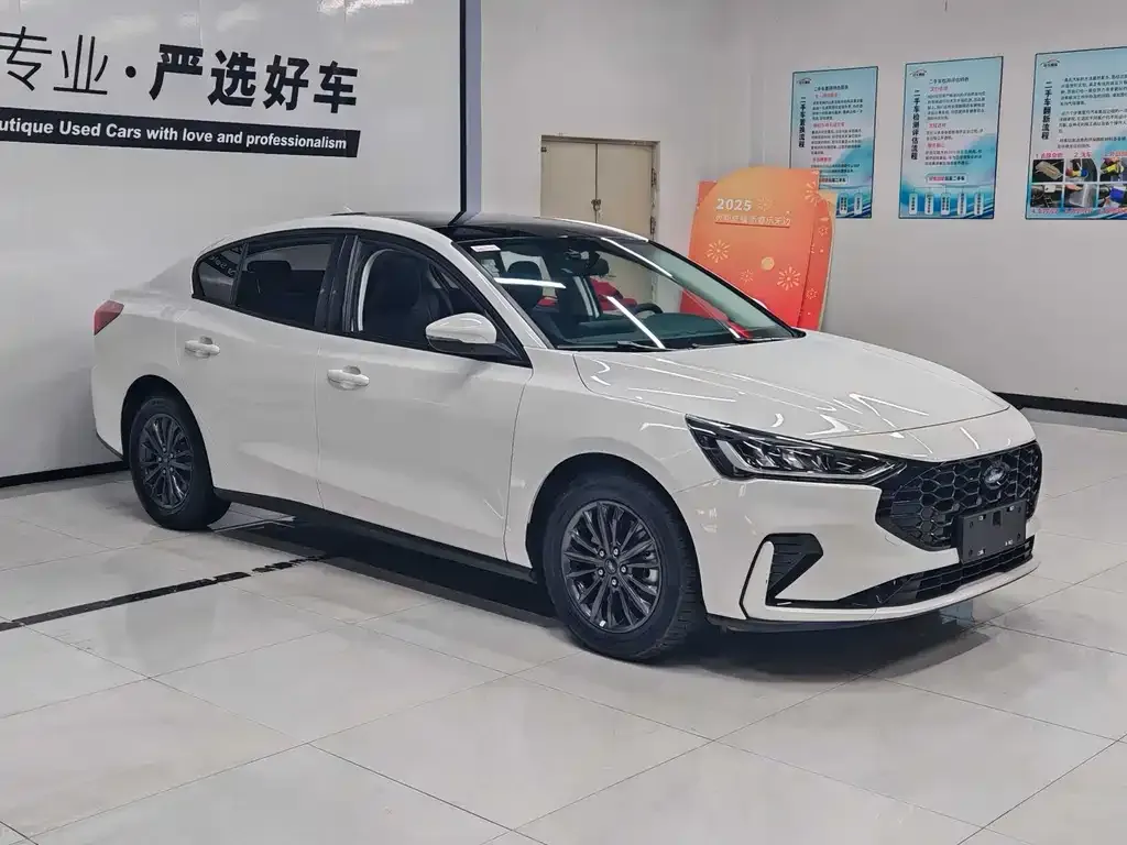 Ford Focus 2023 из CN, фото 8