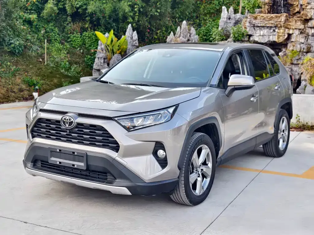 Toyota RAV4 — фото 1
