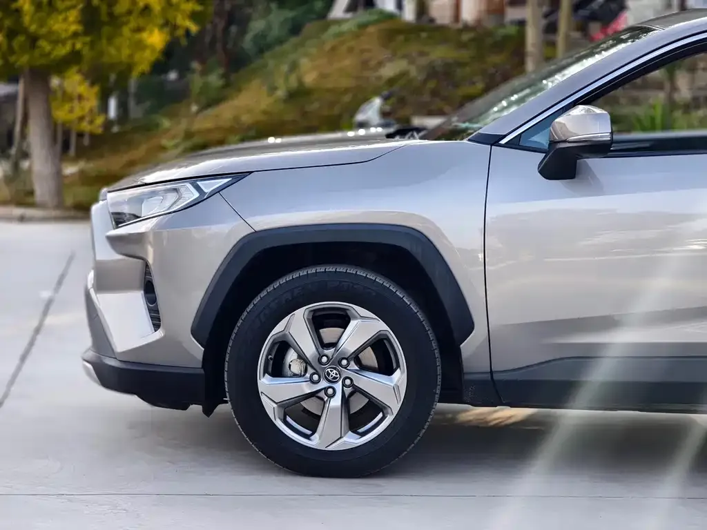 Toyota RAV4 — фото 9