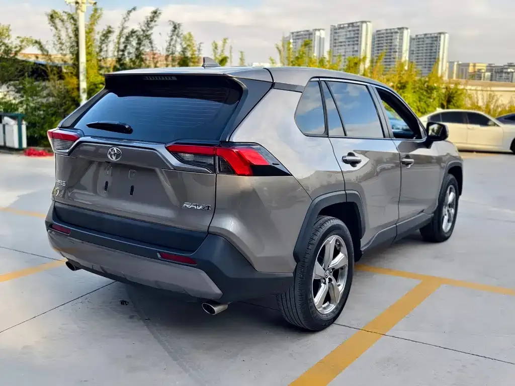 Toyota RAV4 — фото 3