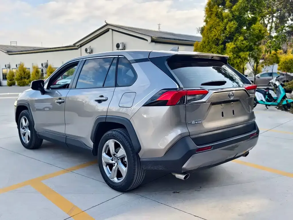 Toyota RAV4 — фото 4