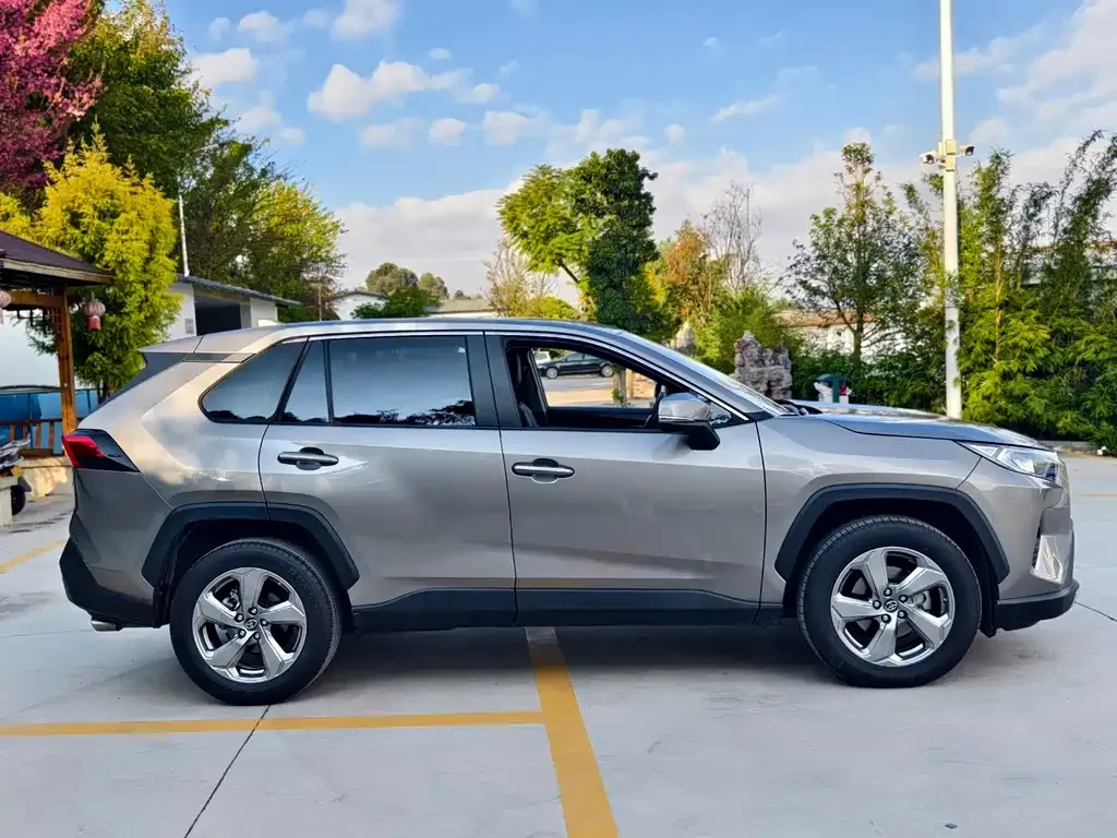 Toyota RAV4 — фото 10
