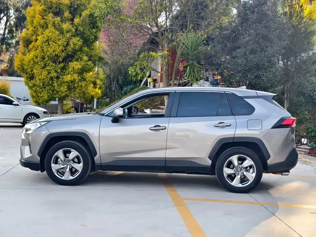 Toyota RAV4 — фото 7