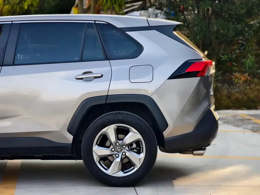 Toyota RAV4 — фото 2
