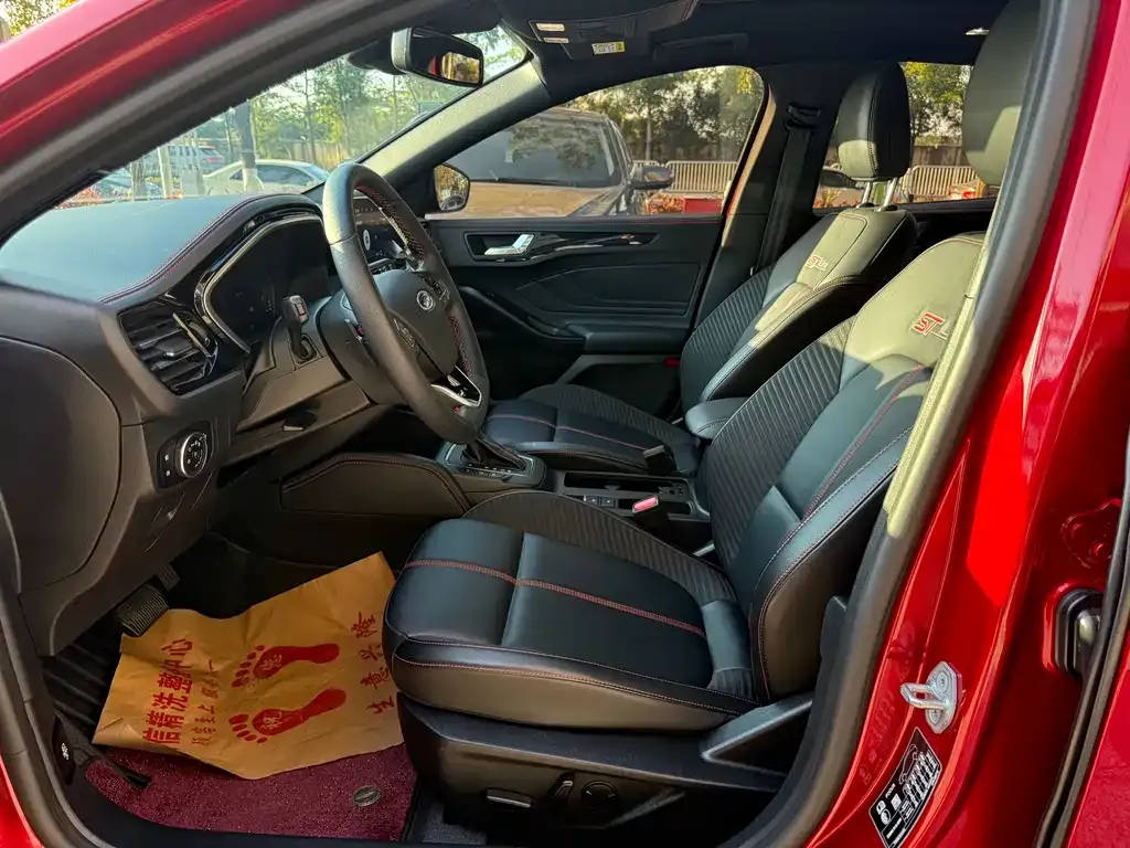 Ford Focus 2022 из CN, фото 2