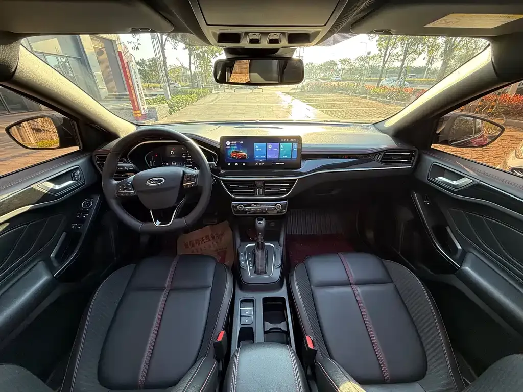 Ford Focus 2022 из CN, фото 7