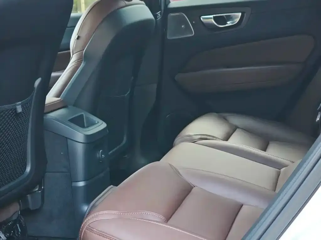 Volvo XC60 PHEV 2023 из CN, фото 4