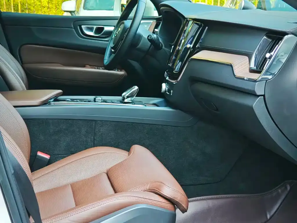 Volvo XC60 PHEV 2023 из CN, фото 2
