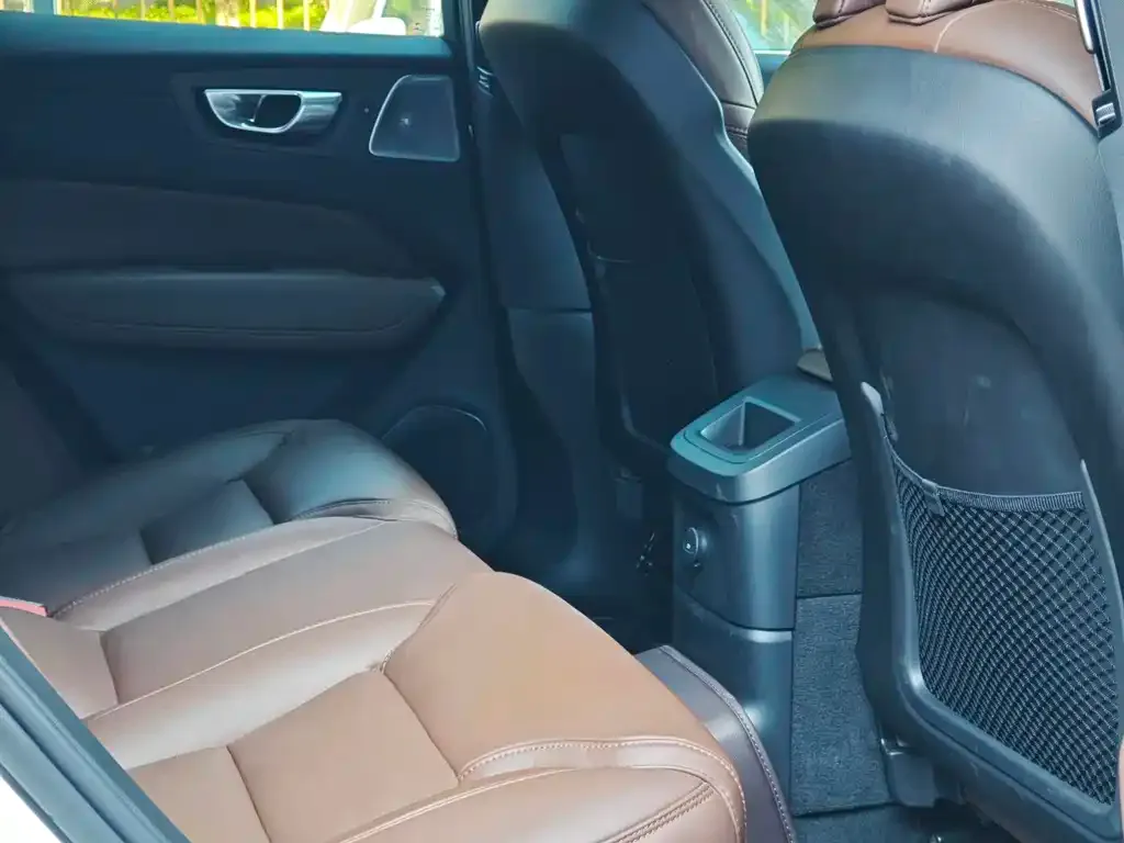 Volvo XC60 PHEV 2023 из CN, фото 3