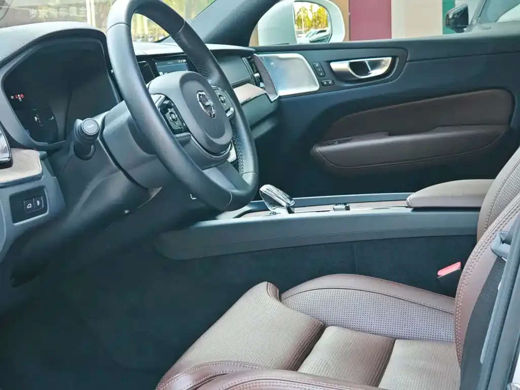 Volvo XC60 PHEV 2023 из CN, фото 5