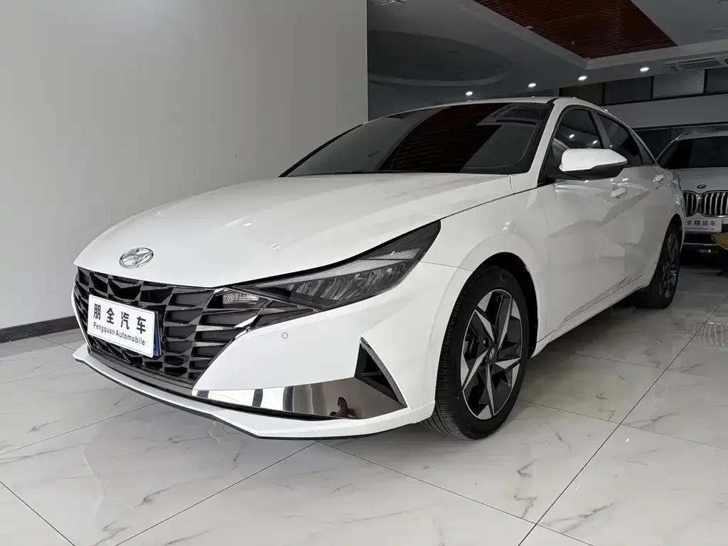 Hyundai Elantra — фото 1