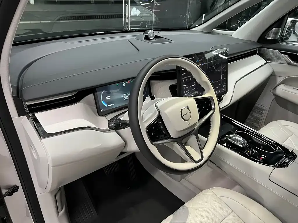 Volvo EM90 2024 из CN, фото 10