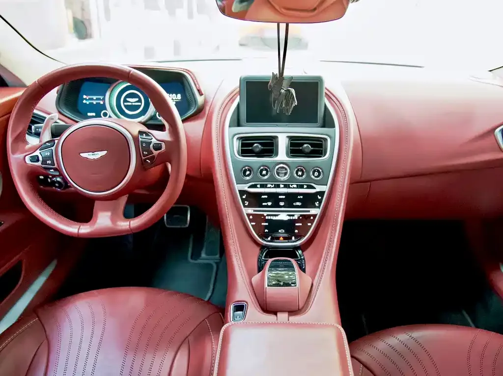 Aston Martin DB11 2021 из CN, фото 7