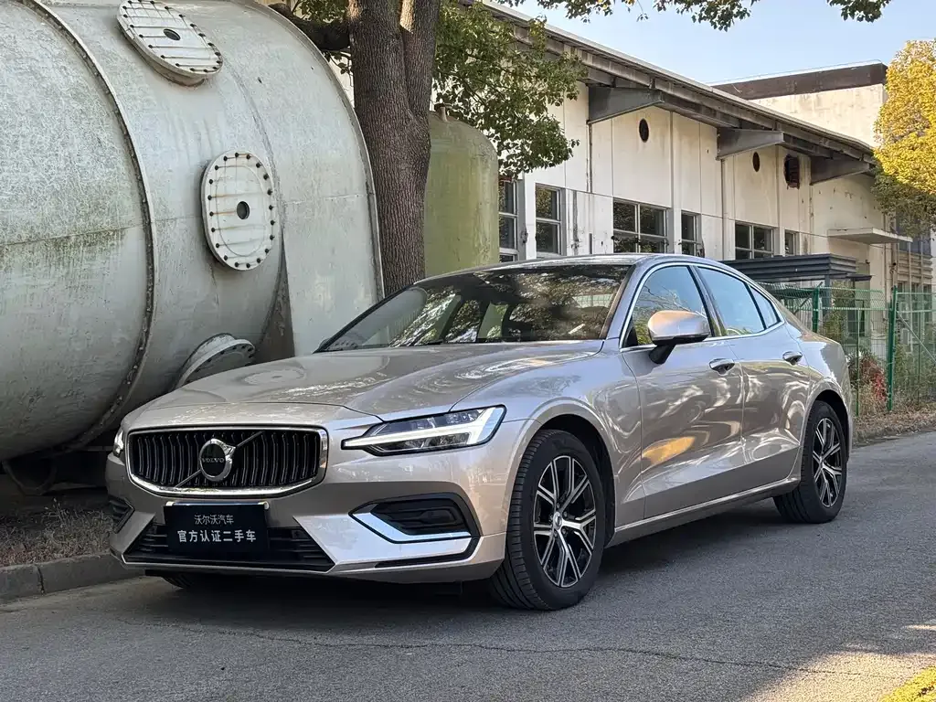 Volvo S60 — фото 1