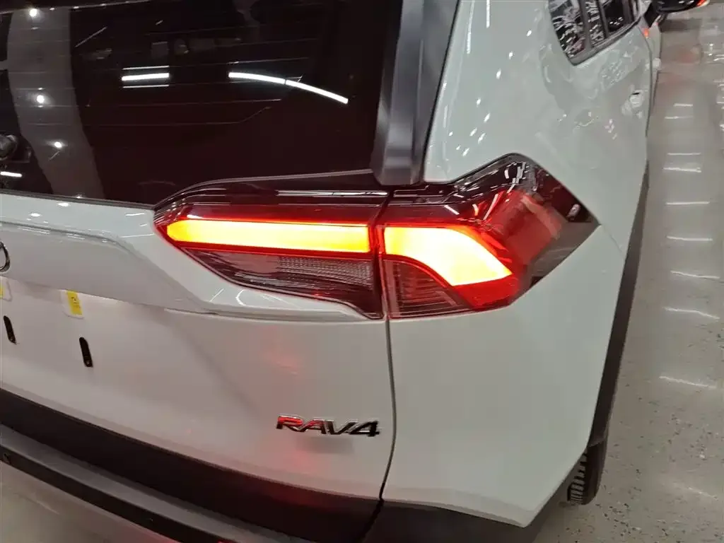 Toyota RAV4 2023 из CN, фото 2