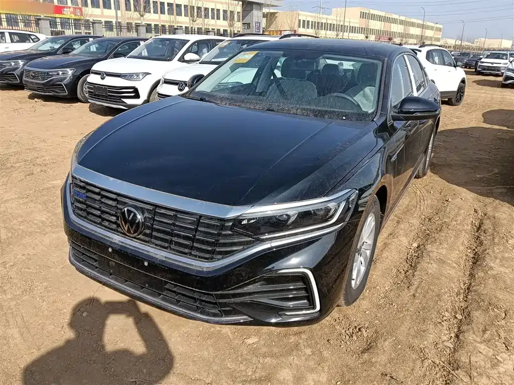 Volkswagen Passat New Energy — фото 1