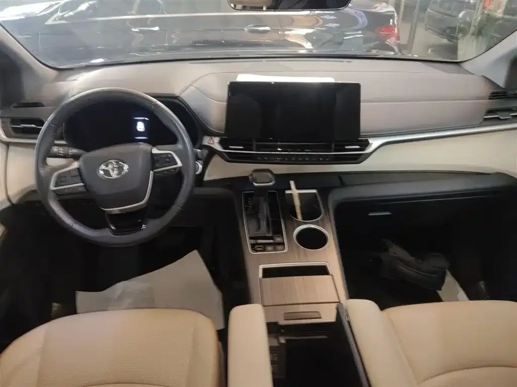 Toyota Granvia 2023 из CN, фото 2