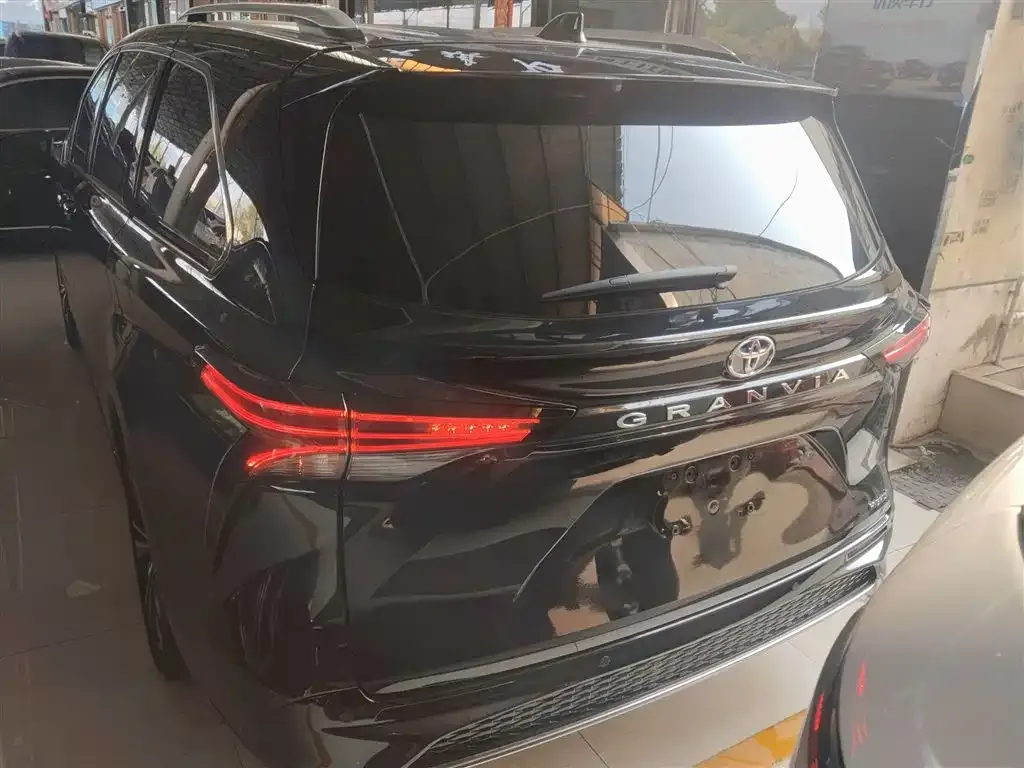 Toyota Granvia 2023 из CN, фото 6