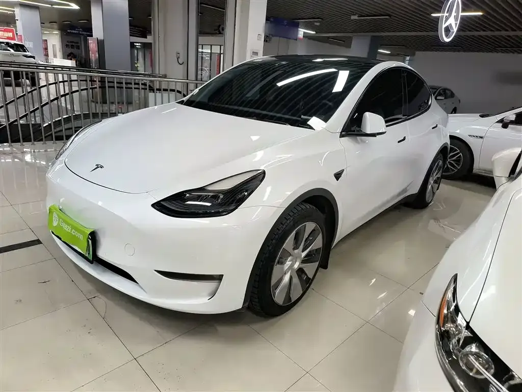 Tesla Model Y — фото 1