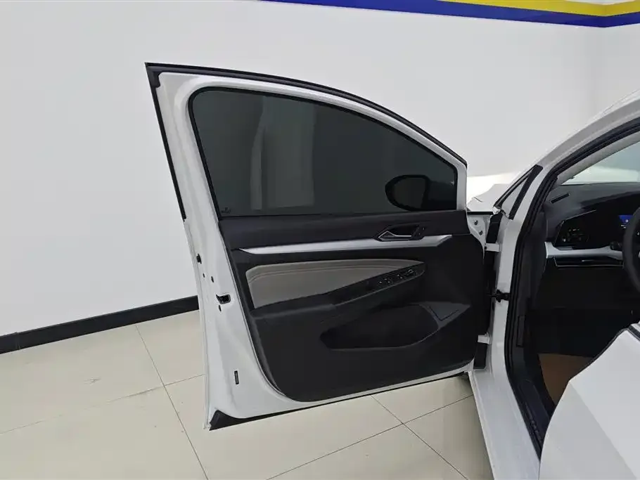 Volkswagen Golf 2024 из CN, фото 4