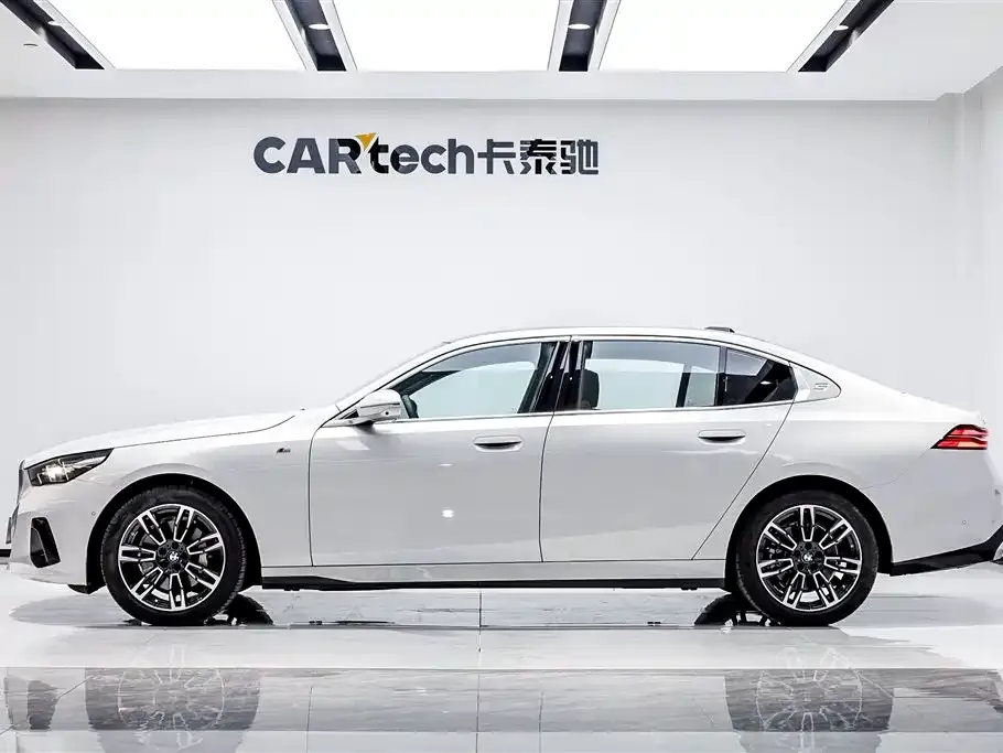 BMW 5 Series — фото 5