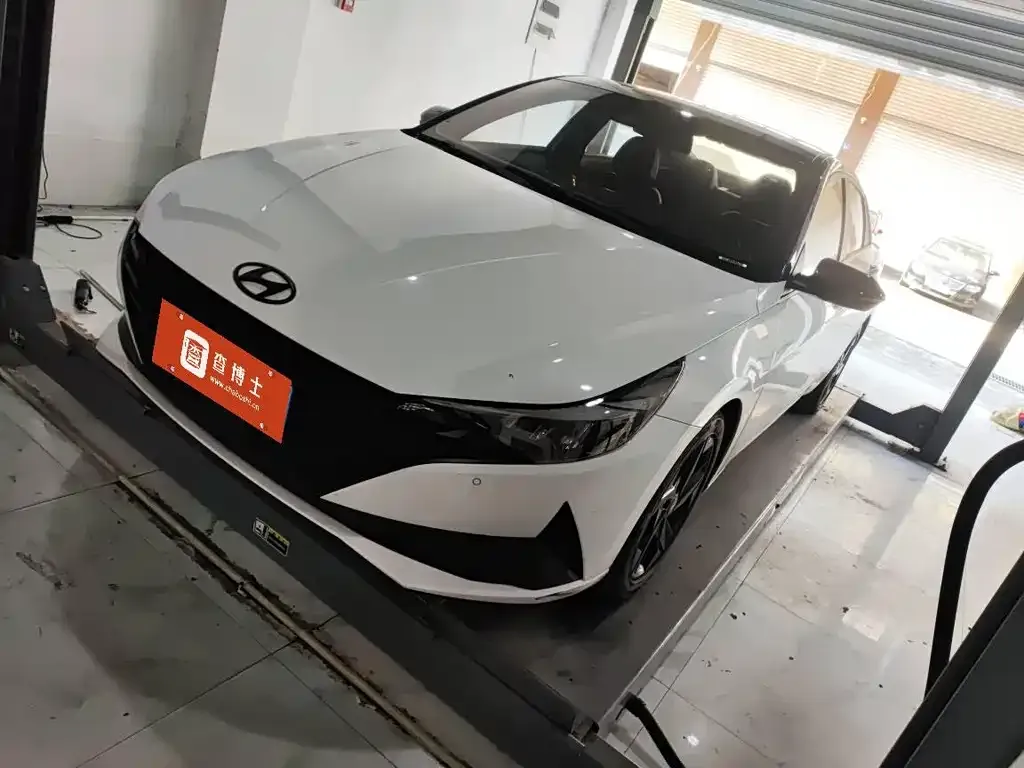 Hyundai Elantra — фото 1