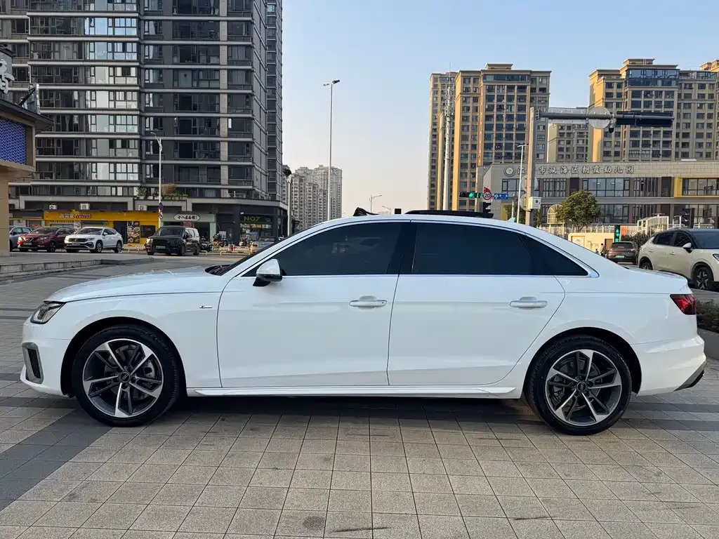 Audi A4L 2022 из CN, фото 9