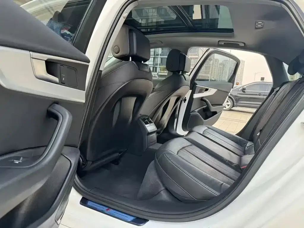 Audi A4L 2022 из CN, фото 4