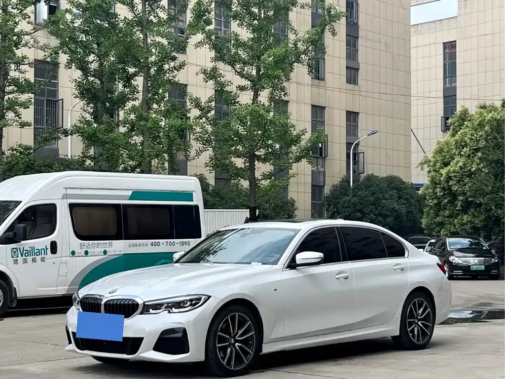 BMW 3 Series 2022 из CN, фото 1