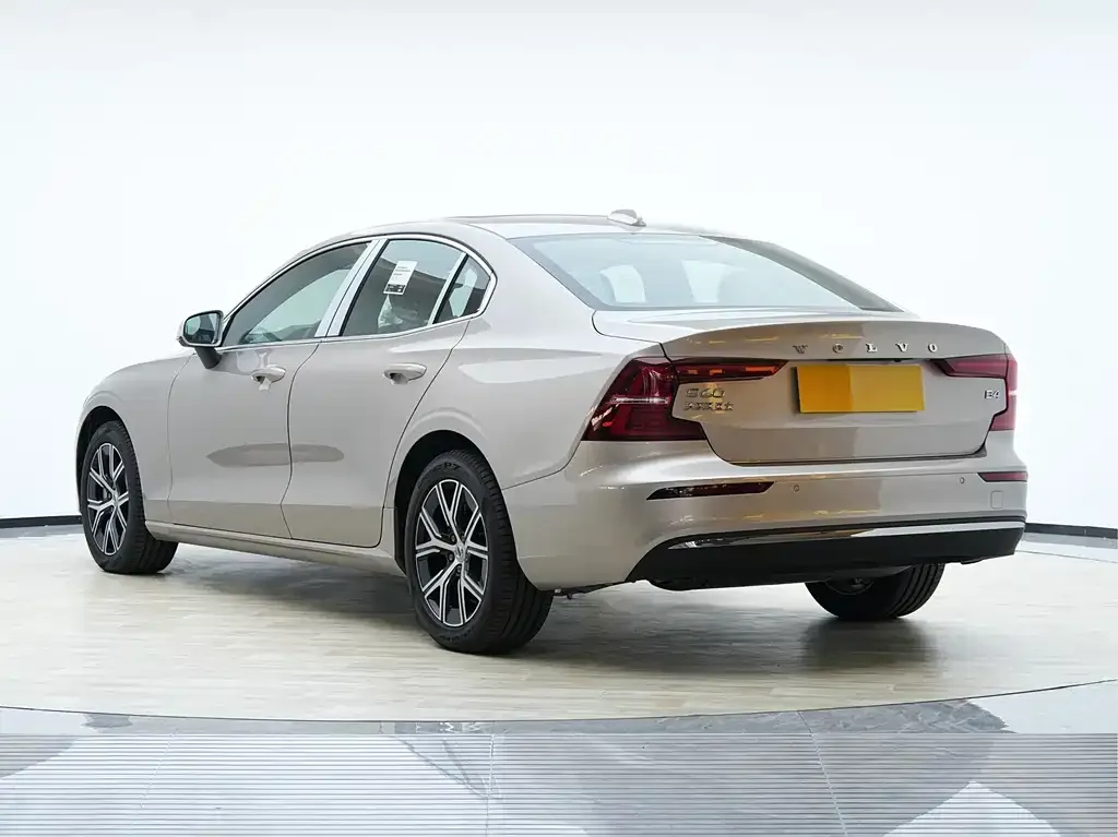 Volvo S60 — фото 7
