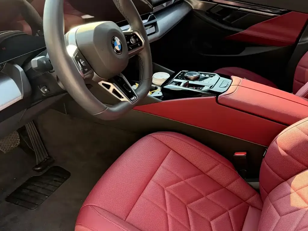 BMW 5 Series 2025 из CN, фото 3