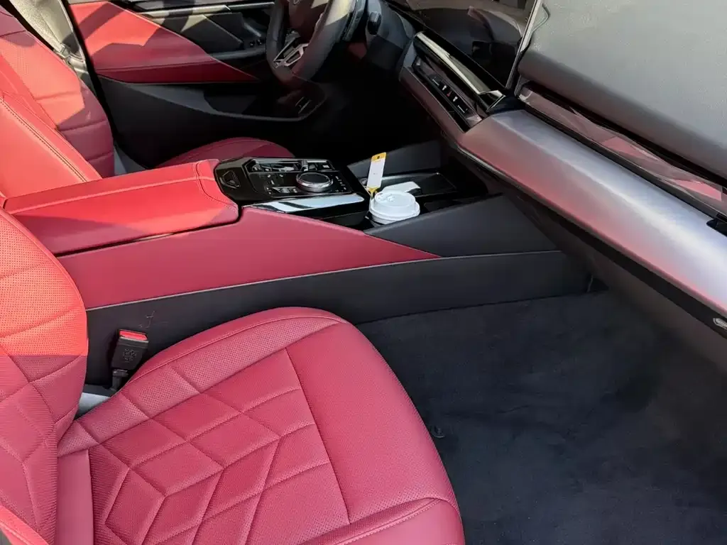 BMW 5 Series 2025 из CN, фото 2