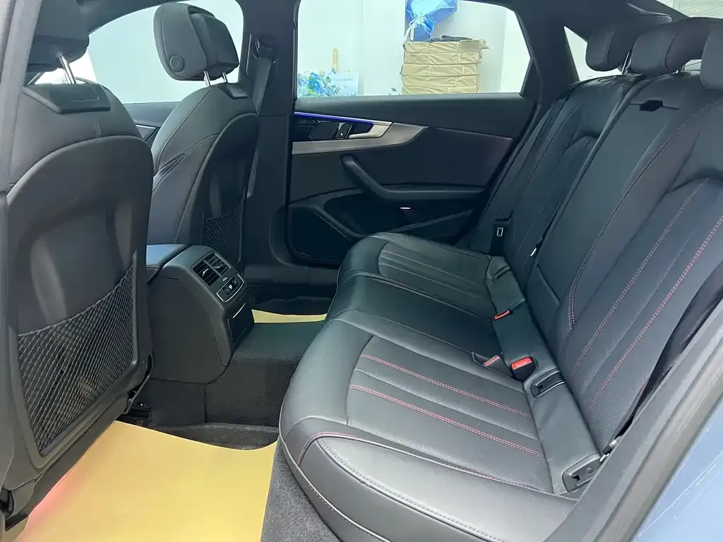 Audi A4L 2023 из CN, фото 2