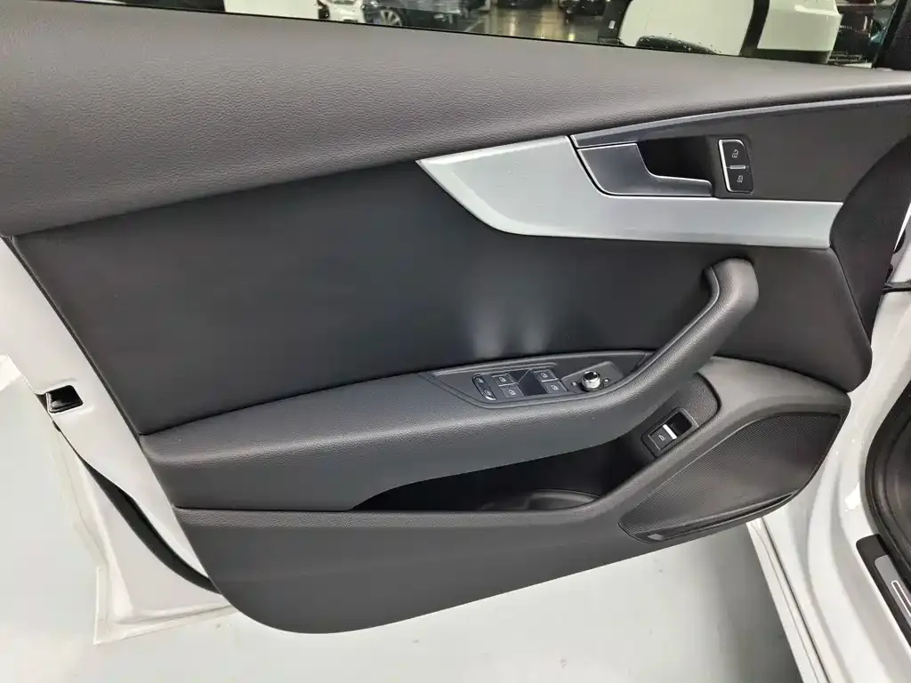 Audi A4L 2024 из CN, фото 5