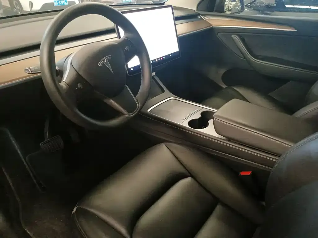 Tesla Model Y — фото 5
