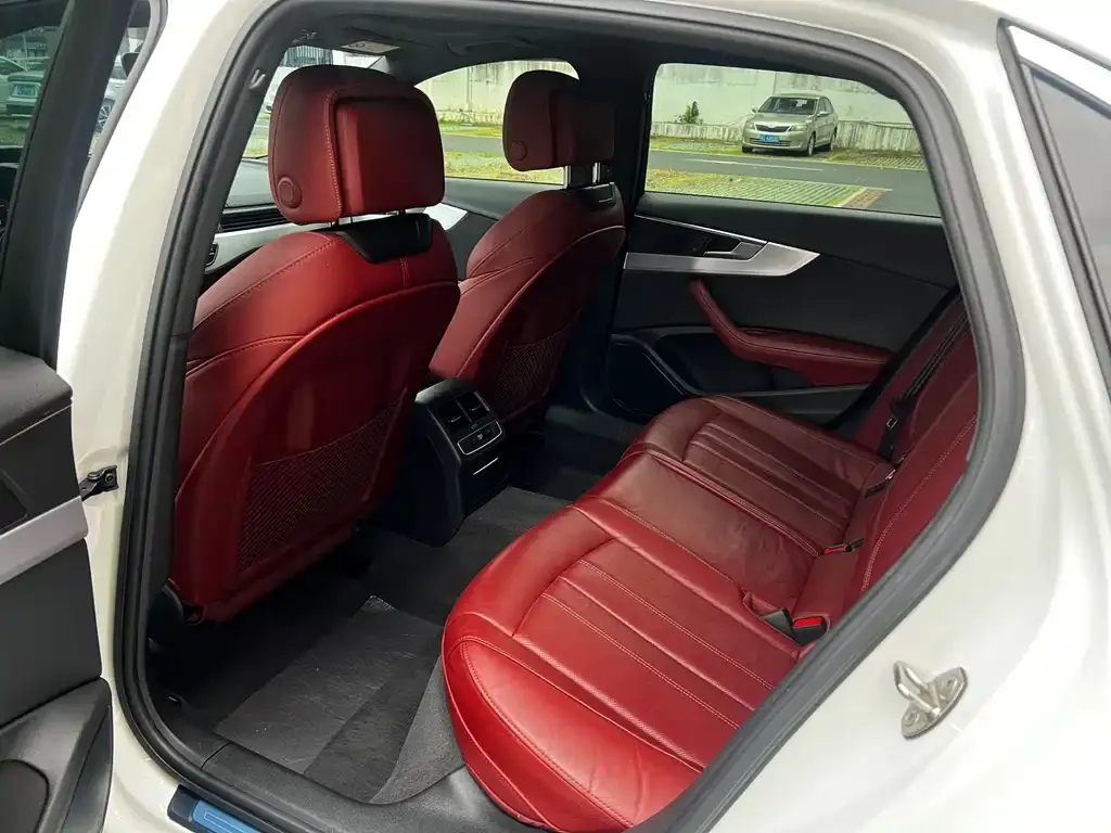 Audi A4L 2022 из CN, фото 5