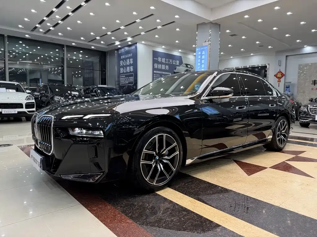 BMW 7 Series 2023 из CN, фото 1