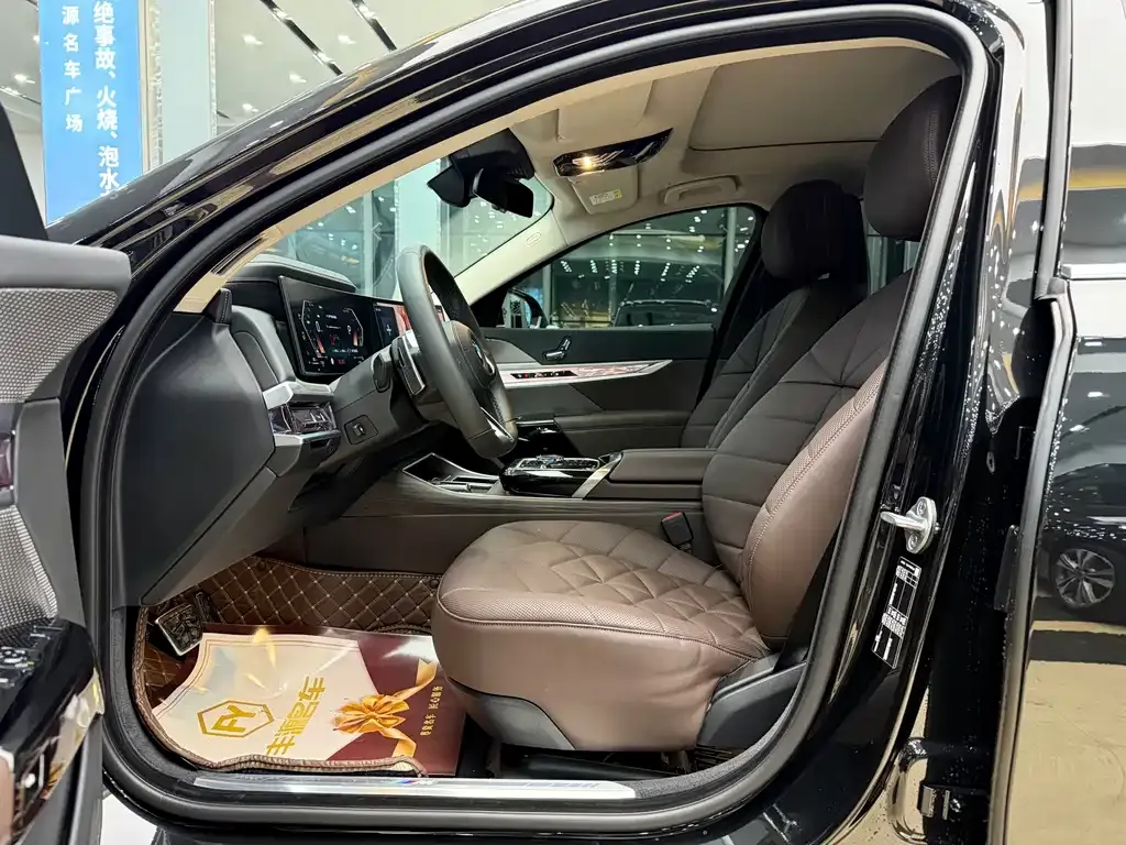 BMW 7 Series 2023 из CN, фото 10