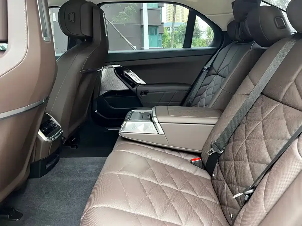 BMW 7 Series 2024 из CN, фото 7