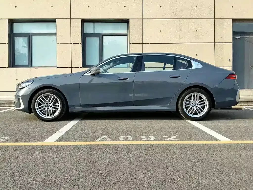 BMW 5 Series 2025 из CN, фото 5