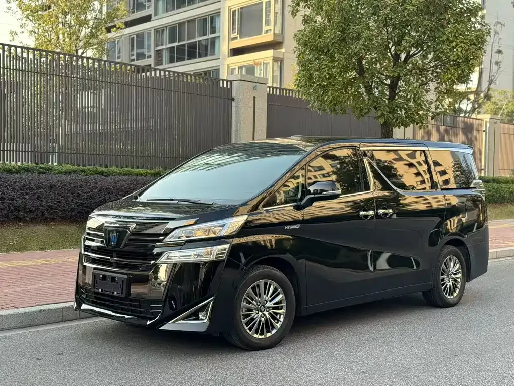 Toyota Vellfire — фото 1